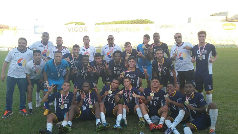 Equipe do futebol masculino de Franca campeã nos Regionais (foto:divulgação)